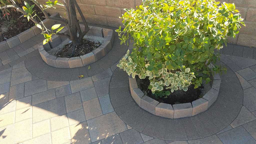 Paver planter wall